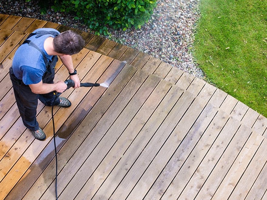 Nettoyage haute pression d'une terrasse en bois près de Rouen