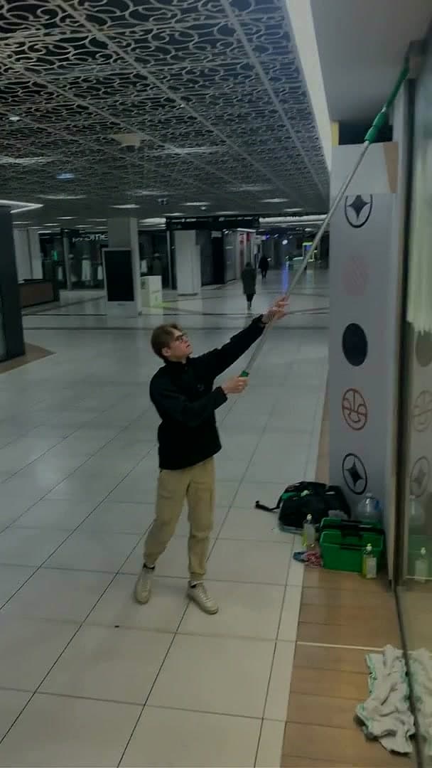 Nettoyage des vitrages d'un hall professionnel à la perche télescopique